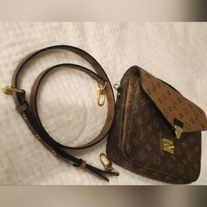 Two-tone Louis Vuitton Pochette Metis Reverse Monogram